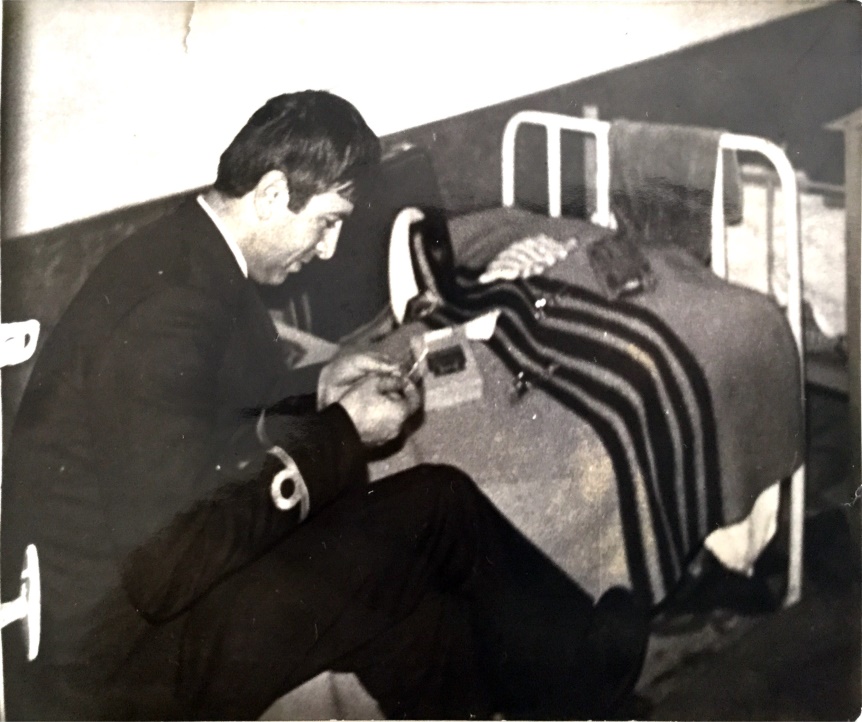 Balık tutmak için yatağımda olta hazırlarken