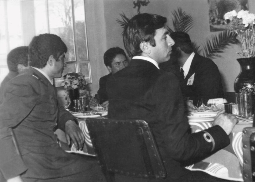 Komutanlar ve subaylar birlikte yemek yerken