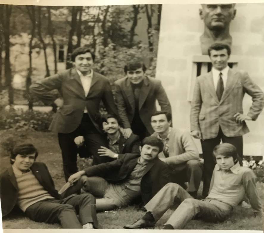 Üniversite son sınıfta arkadaşlarla birlikte