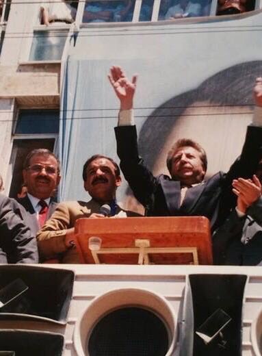 Milletvekili Adayı Nazmi Sırıt halkı selamlarken