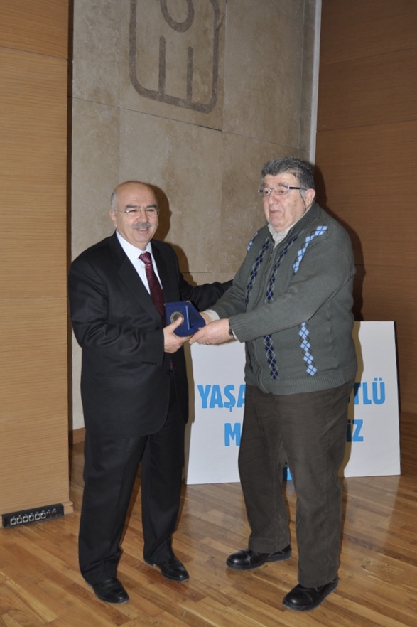 Elektrik Mühendisleri Odası 40. Yıl Ödülümü alırken