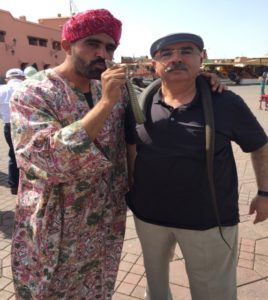 Fas’ta yılan boynumda