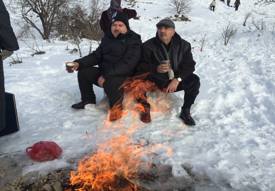 Ali Kemal ve Osman , Başarakavak Dağında kış günü pikniği