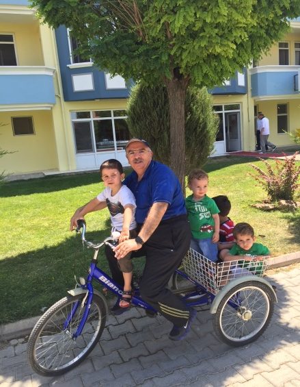 Bisiklette torunları gezdirirken