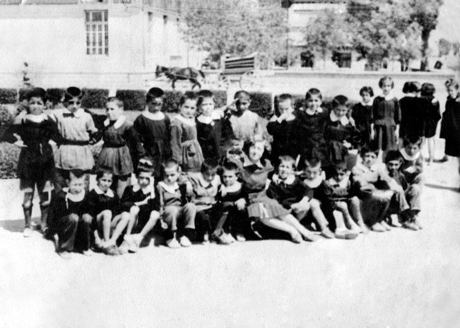 1 Mayıs 1955 Cumartesi günü Kurtuluş İlkokulunda 1. Sınıfta Anıt önünde çektirdiğimiz öğretmenimiz Mahide Aytaç’la birlikte.