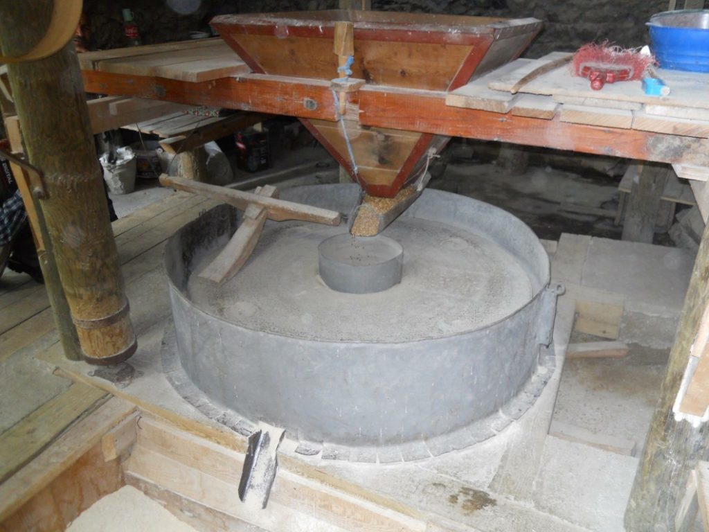 Su ile çalışan un değirmeni