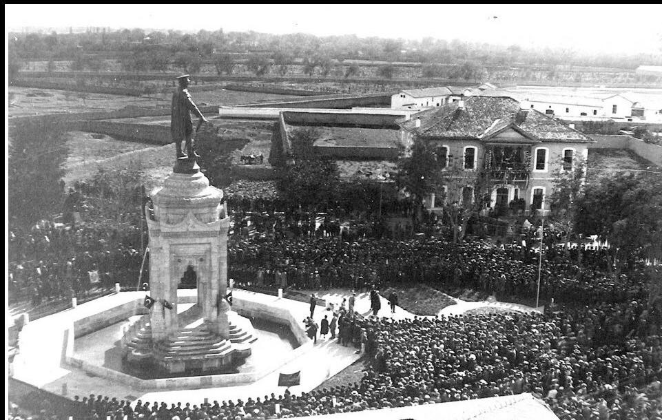 Atatürk Anıtı karşısındaki Kurtuluş İlkokulu