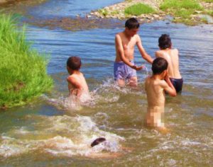 Çayda yıkanan, çimen çocuklar